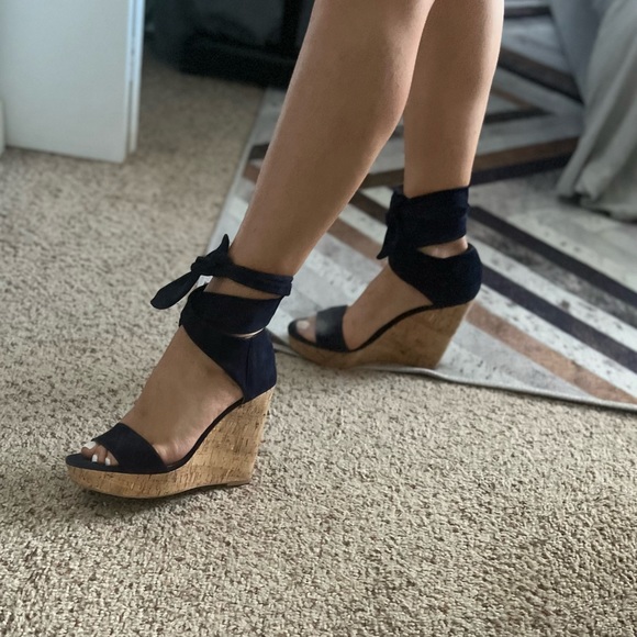 Saks Fifth Avenue Suede Wedges. Size 8.5. - Picture 4 of 6